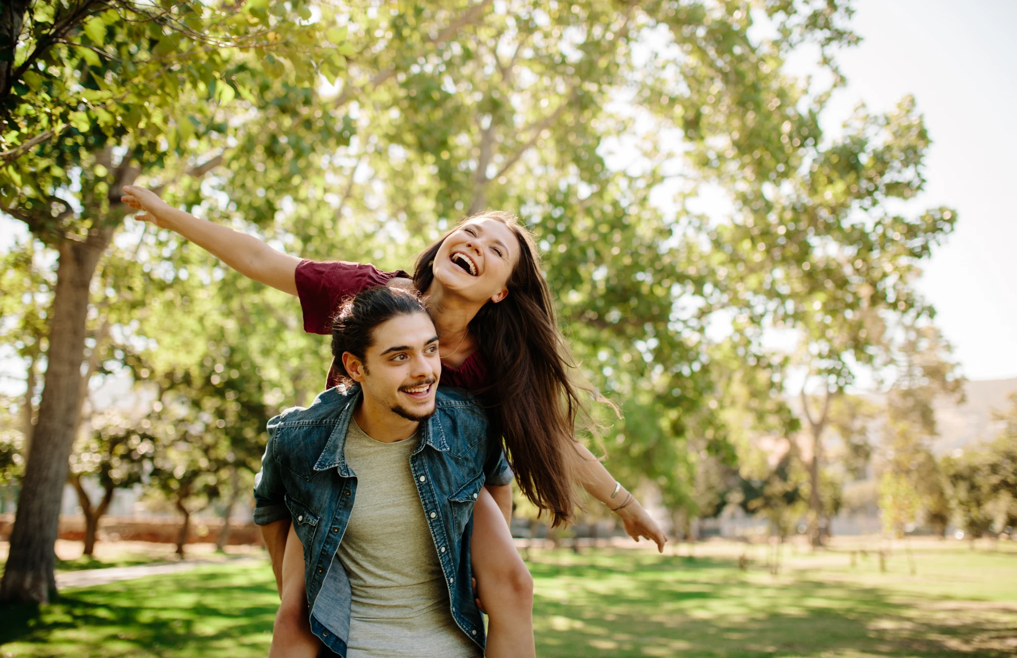 Pareja disfrutando un día soleado en el parque